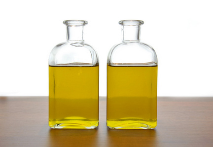 瓶装的橄榄油