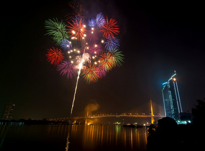 多色烟花夜景，曼谷市容江景房