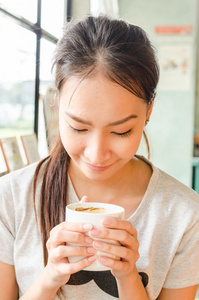 在咖啡店中的女孩