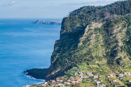 美丽的山脉和海洋上北部海岸附近有 boaventura 马德拉岛 葡萄牙视图