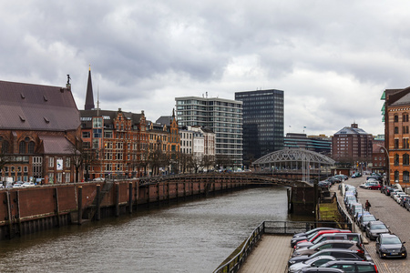 2013 年 2 月 19 日德国，汉堡。大桥的运河和旧建筑物仓库和办公室在这座历史名城在冬季多云的天气里