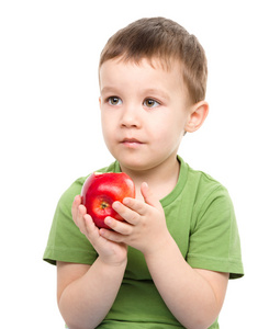 一个可爱的小男孩，与红苹果的肖像