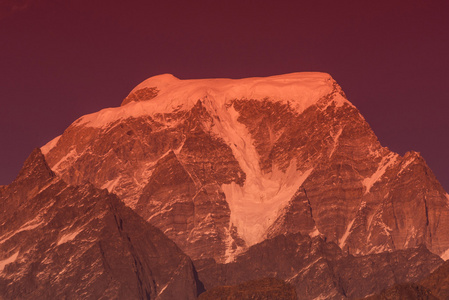 日落时分的hanthi parvat高峰