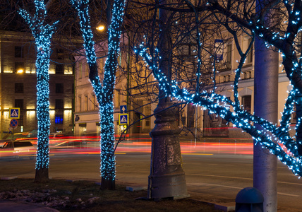 在老莫斯科的街道上，树上的夜光花环