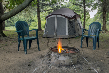露营火和帐篷