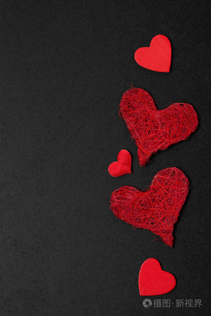 黑色的背景不同的红心