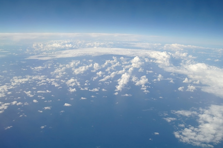 云层和从平面看蓝蓝的天空