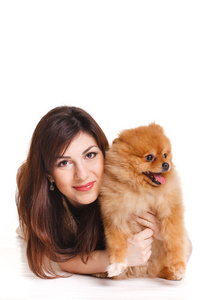 幸福的女人和她美丽小红狗  施皮茨在白色的背景关闭肖像