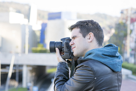 摄影师用相机在行动在街上的肖像