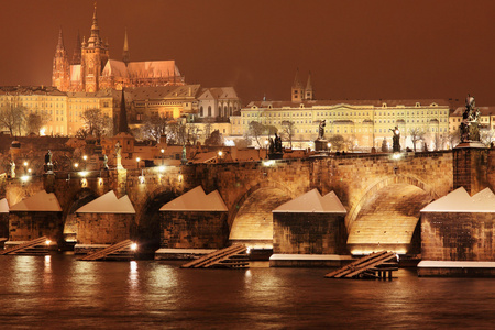 夜多彩冰皮月饼布拉格哥特式城堡，查理大桥，捷克共和国