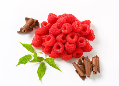 新鲜树莓和巧克力的卷发
