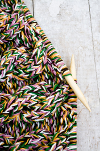 织针和木制背景纱