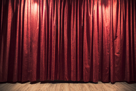 红色幕布与木质舞台地板图片