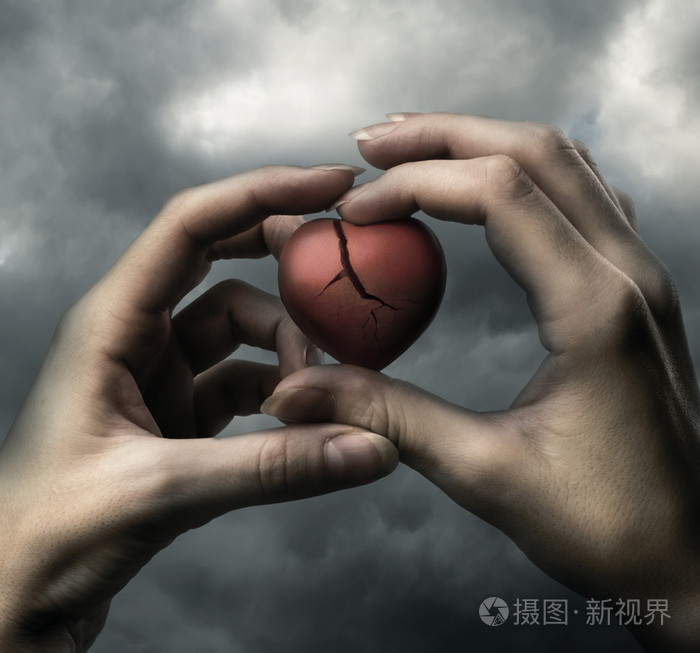 在手中的红色心碎