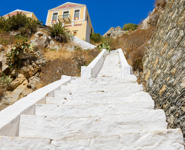 白色楼梯通往山上的房子