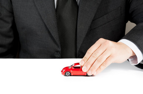 玩具车和手中的商人 保险 购买 租赁 燃料或服务和维修费用的概念