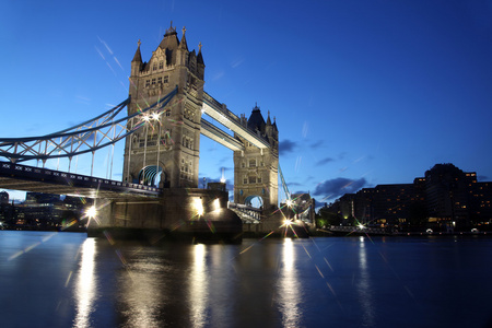 晚上塔桥，伦敦，英国