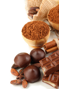 巧克力糖 可可和香料，孤立在白色的组成