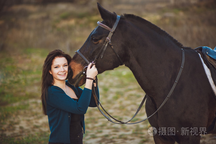 一匹马在性质上的年轻女子
