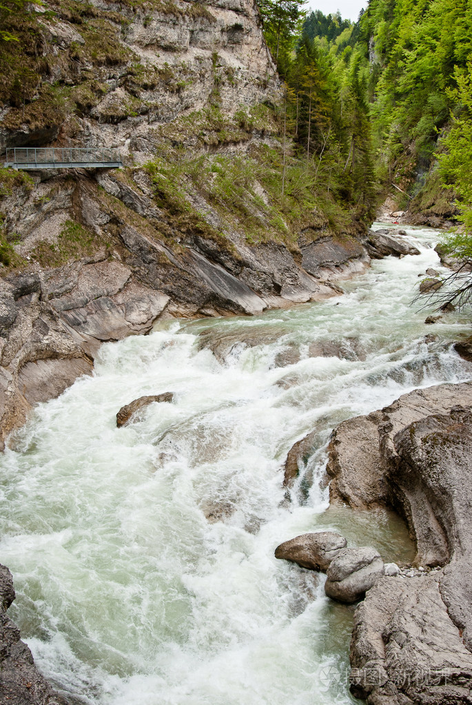 在山上的野生河