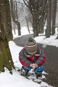 孩子玩雪