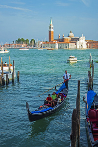 威尼斯，意大利，2012 年 6 月 20 日。吊船和圣乔治大教堂码头从长廊的 san 的圣乔治岛上视图马可 