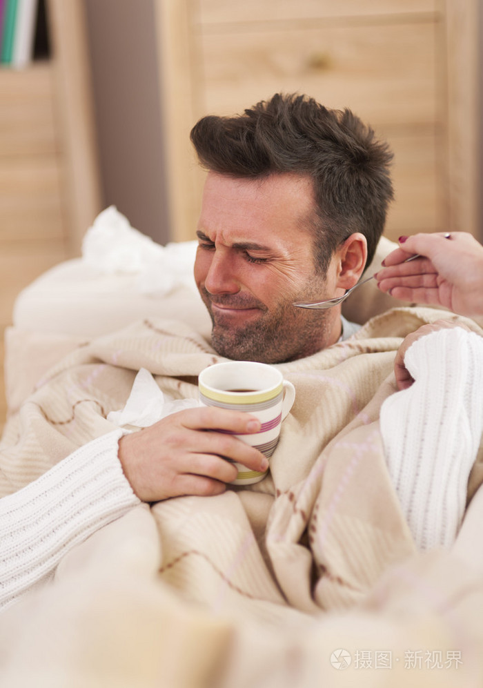 扼腕叹息的人不愿意接受糖浆