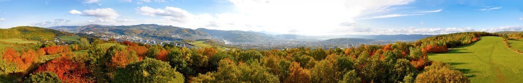 秋天的山的全景