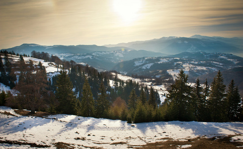 在山的风景的雄伟日落。在喀尔巴阡山的日落景观。在喀尔巴阡山脉，罗马尼亚的黎明。白雪覆盖的山脉