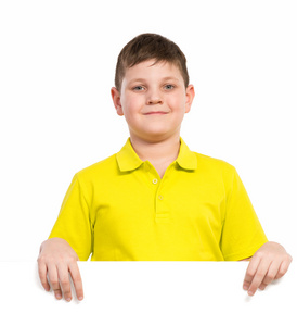 男孩抱着一个白色的标语牌图片
