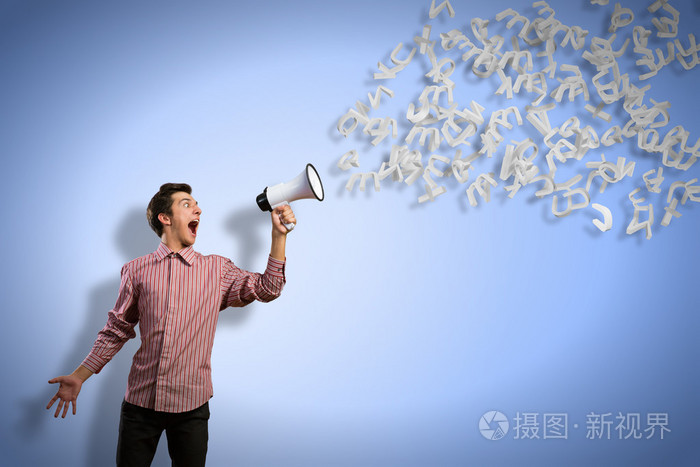 男人用扩音器大喊