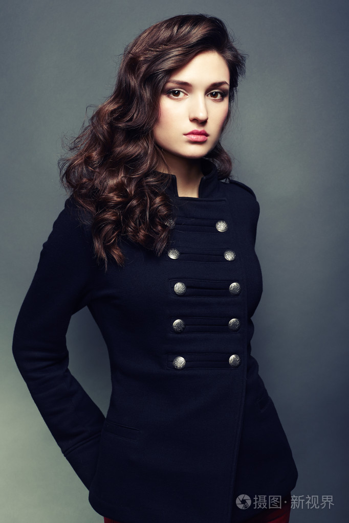 肖像年轻漂亮的女人和卷曲的头发