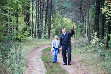 父亲和女儿在森林里图片
