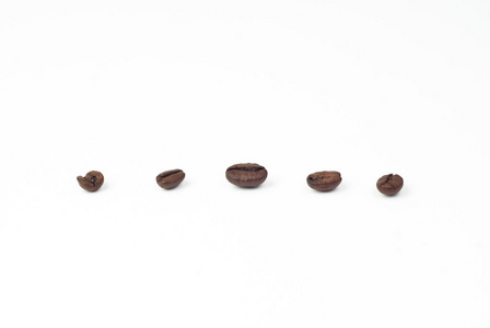 五个烘焙过的咖啡豆