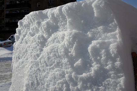 新鲜的雪，在纽约的街道上