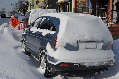 车下深新鲜的雪，在纽约