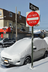 车下深新鲜的雪，在纽约