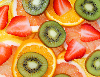 切片水果背景。草莓 猕猴桃 菠萝 葡萄柚 橙