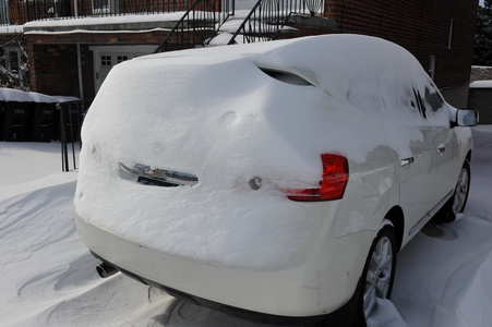 车下深新鲜的雪，在纽约