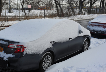 车下厚厚的积雪