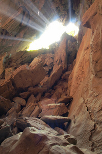 太阳光束在洞穴中
