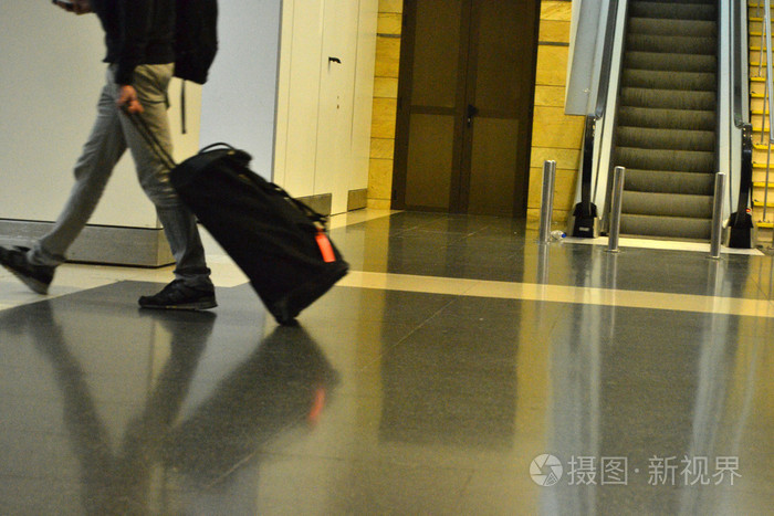 行李箱在机场的人
