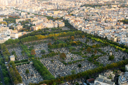 在巴黎蒙帕纳斯公墓