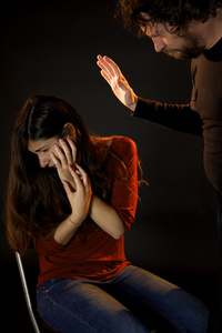 女打男打校草打在脸上的年轻女人的男人照片