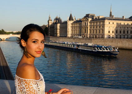 美丽的年轻女子在巴黎