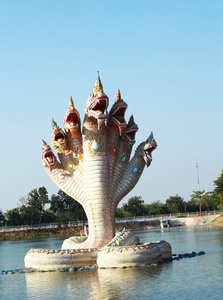 泰国的龙,娜迦雕像在寺庙泰国的国王照片