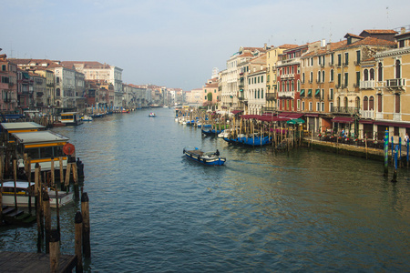 威尼斯，意大利，2012 年 6 月 21 日。晨雾在京杭大运河