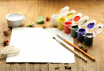 绘画集刷，油漆 水粉 旧木制的桌子上
