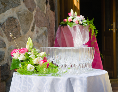 酒杯为婚礼表和花香