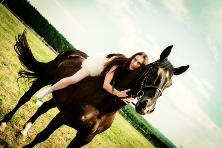 不寻常的新娘在婚礼上那匹黑马在户外